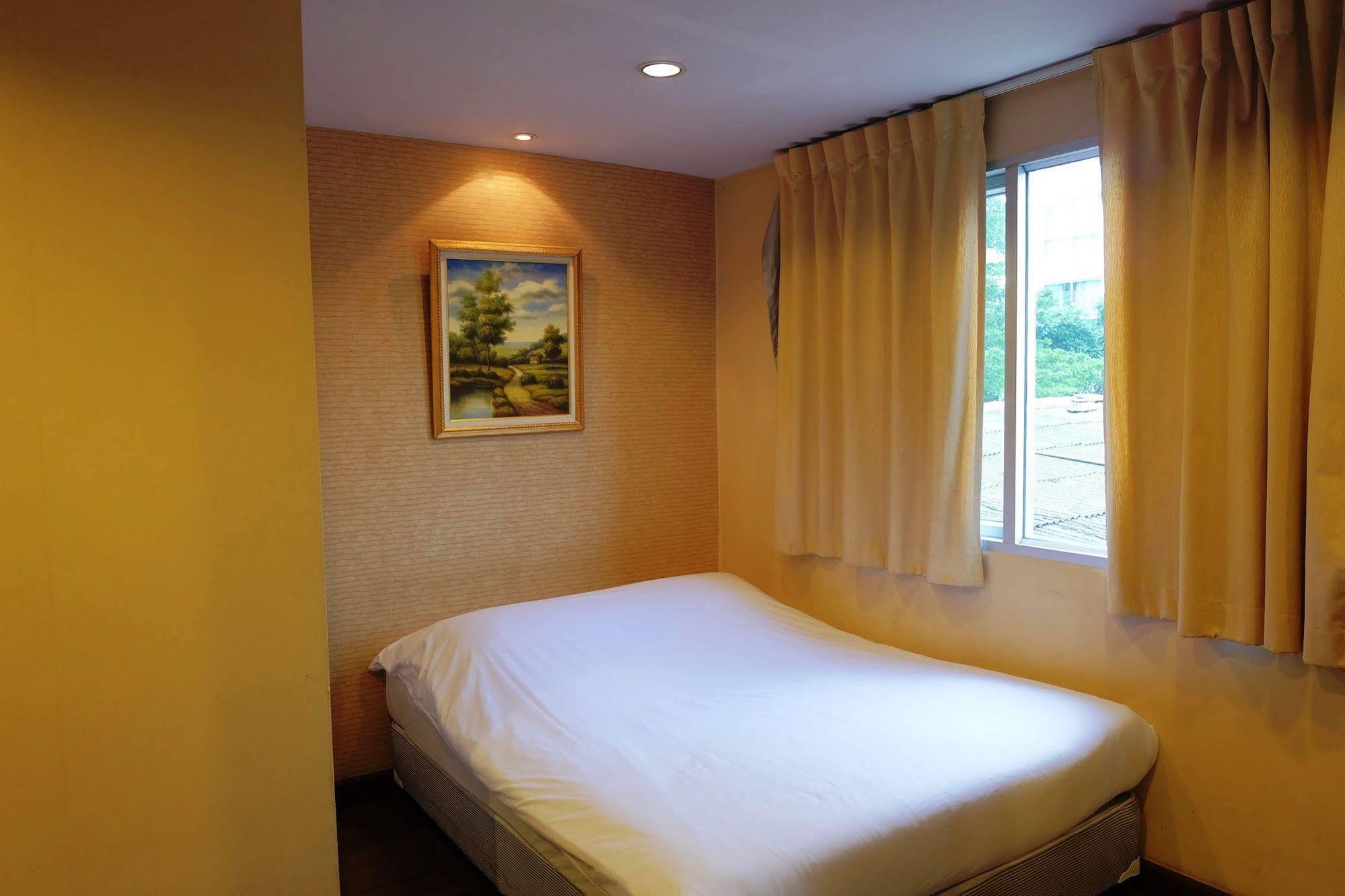 Take A Rest Hotel Bangkok Luaran gambar