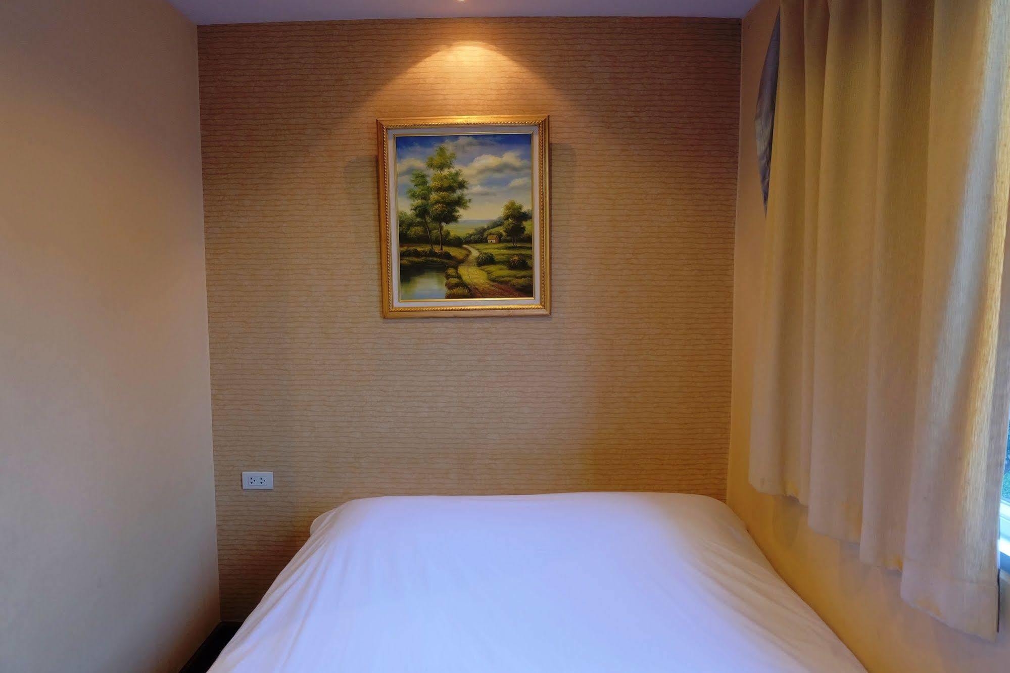Take A Rest Hotel Bangkok Luaran gambar